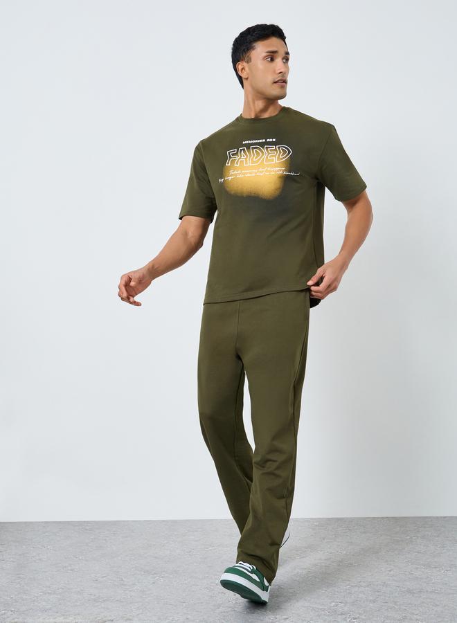 ستايلي طقم منسق من تيشيرت وبنطال للرجال - Image 1